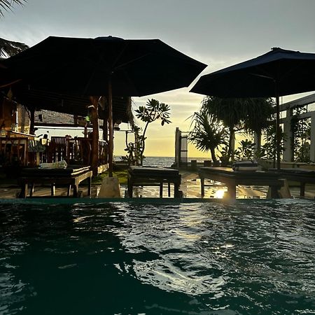 White Sand Villa - Beach Front Хикадува Екстериор снимка