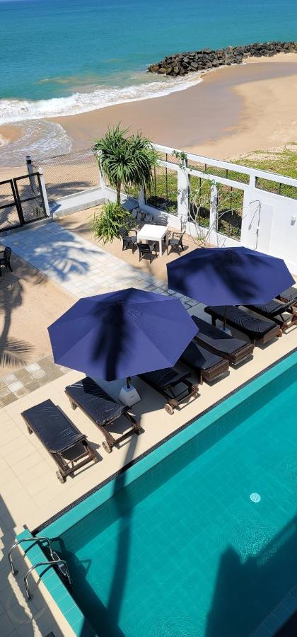 White Sand Villa - Beach Front Хикадува Екстериор снимка