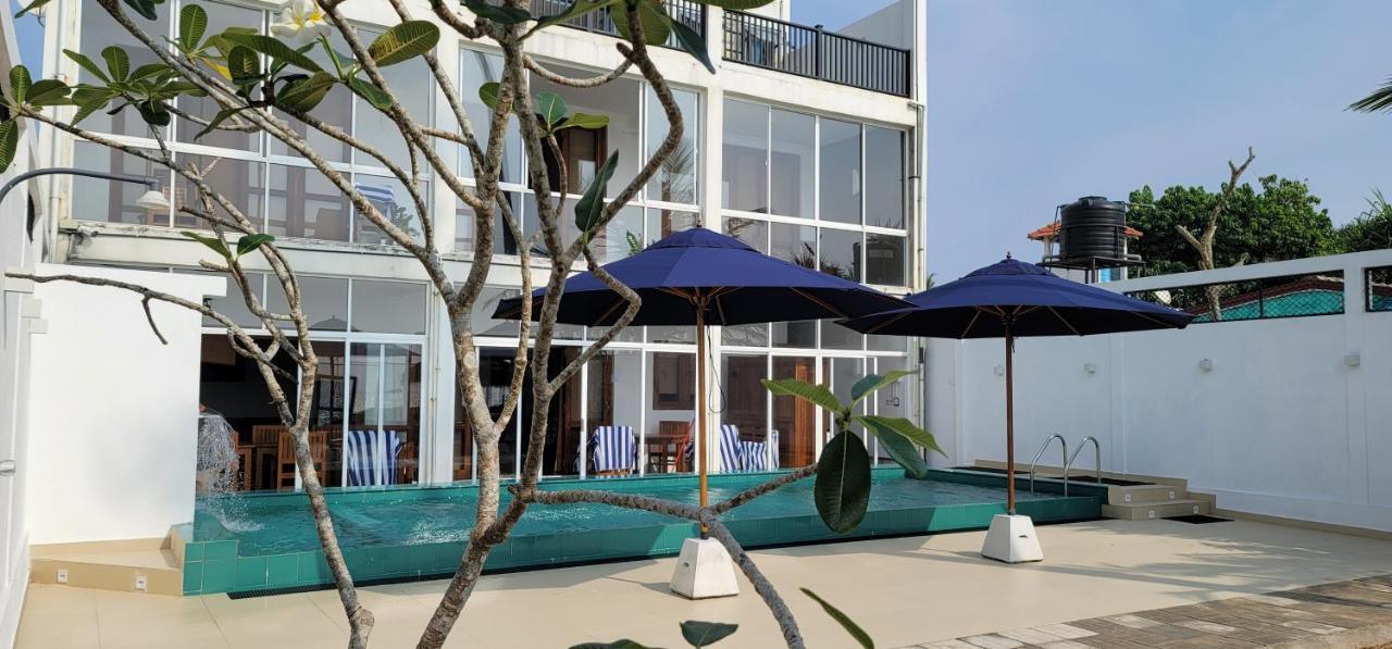 White Sand Villa - Beach Front Хикадува Екстериор снимка