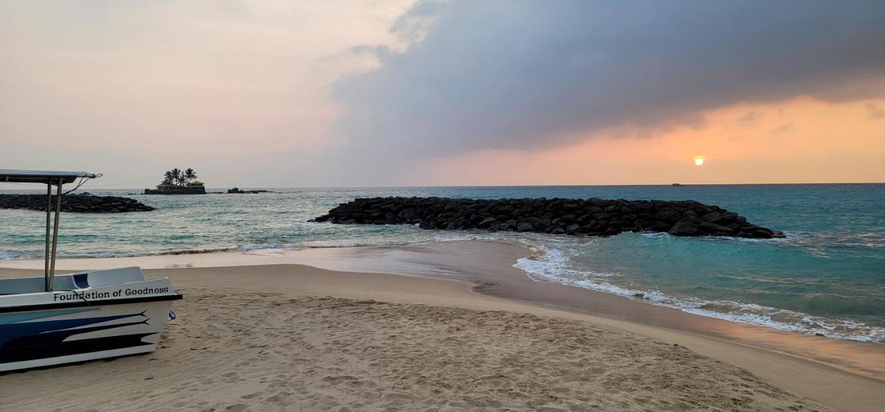 White Sand Villa - Beach Front Хикадува Екстериор снимка