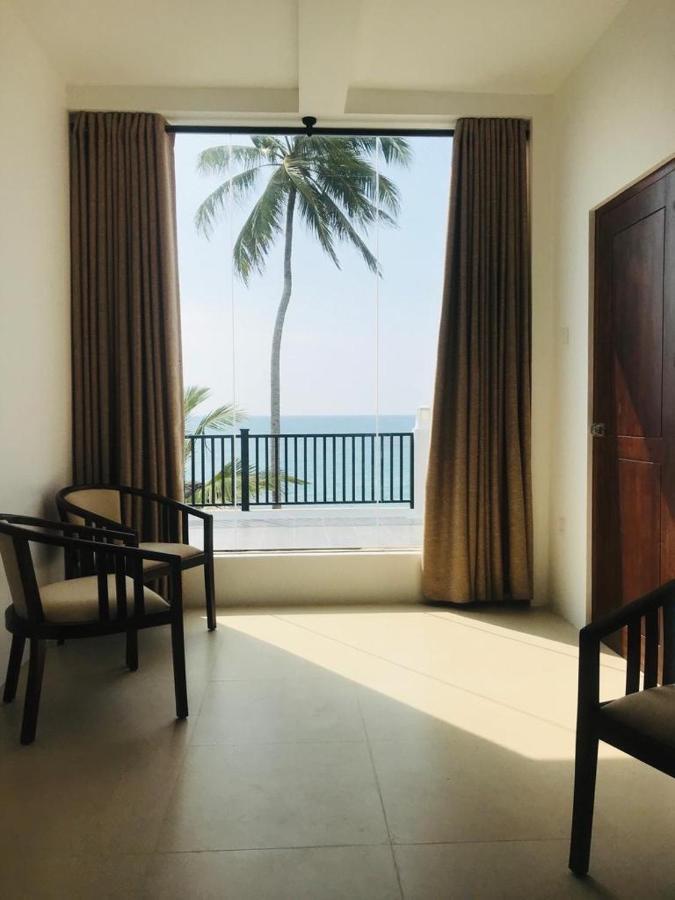 White Sand Villa - Beach Front Хикадува Екстериор снимка