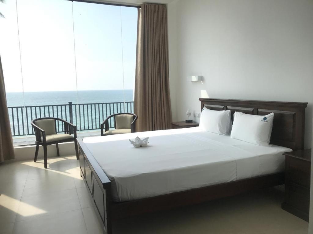 White Sand Villa - Beach Front Хикадува Екстериор снимка