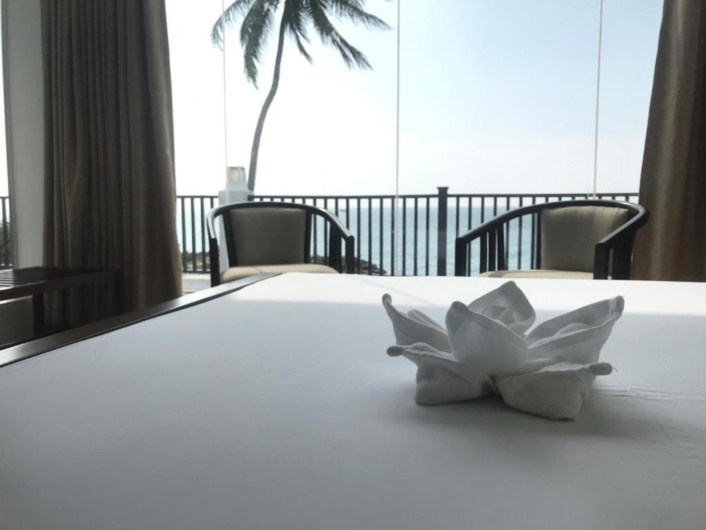 White Sand Villa - Beach Front Хикадува Екстериор снимка