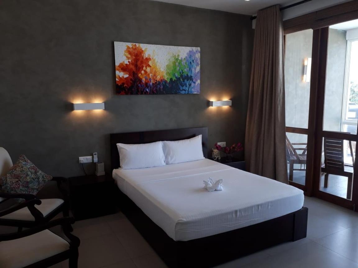White Sand Villa - Beach Front Хикадува Екстериор снимка