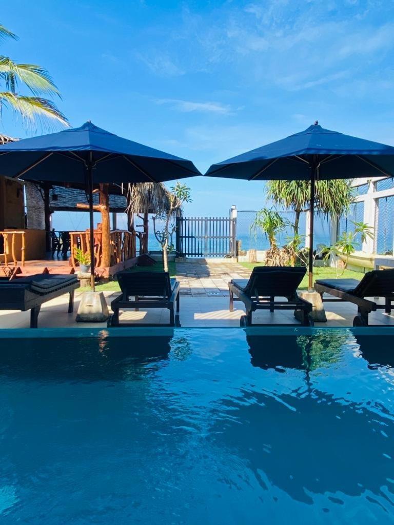 White Sand Villa - Beach Front Хикадува Екстериор снимка