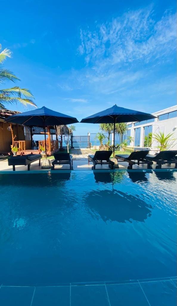 White Sand Villa - Beach Front Хикадува Екстериор снимка