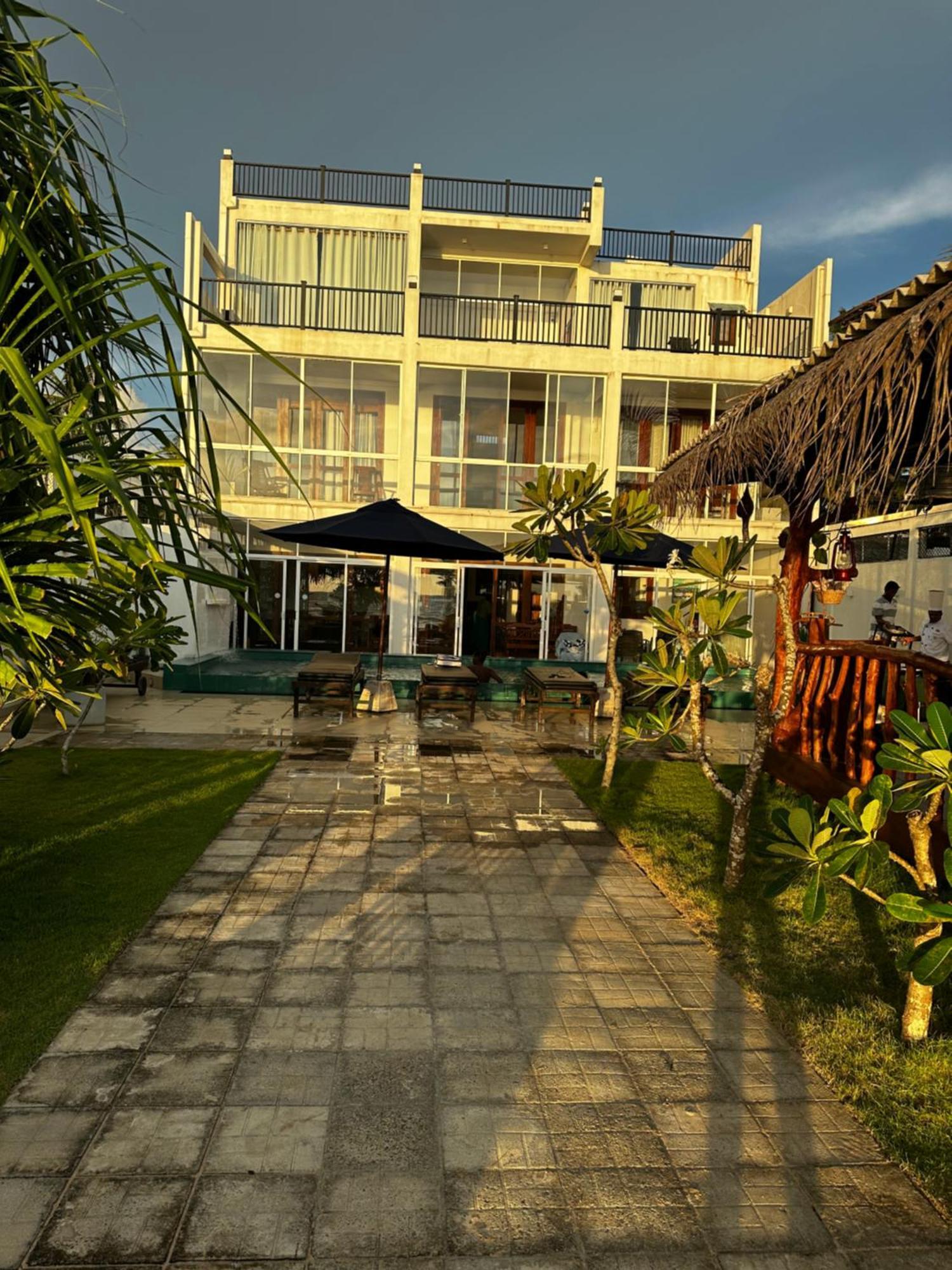 White Sand Villa - Beach Front Хикадува Екстериор снимка