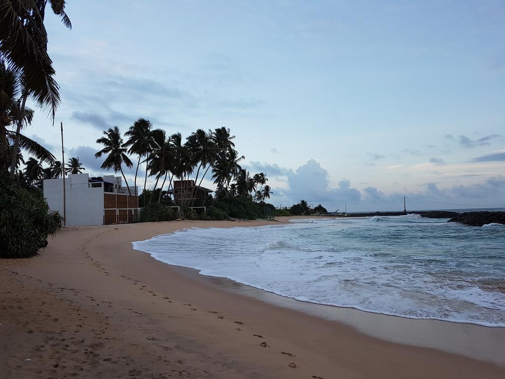 White Sand Villa - Beach Front Хикадува Екстериор снимка