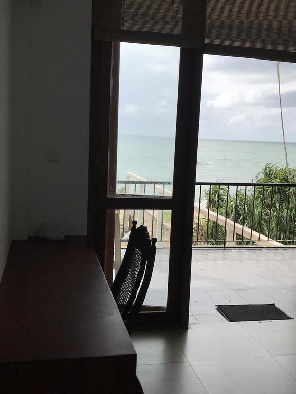 White Sand Villa - Beach Front Хикадува Екстериор снимка
