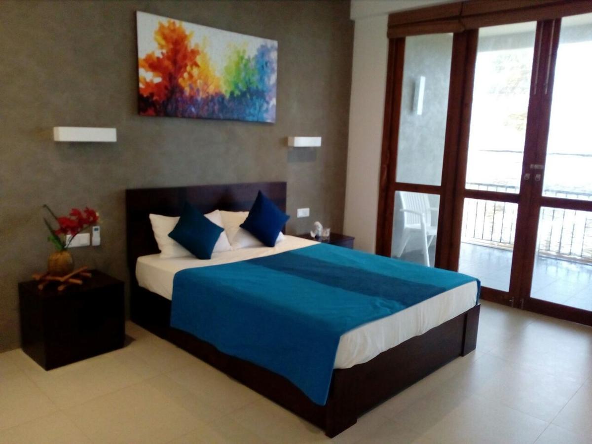 White Sand Villa - Beach Front Хикадува Екстериор снимка
