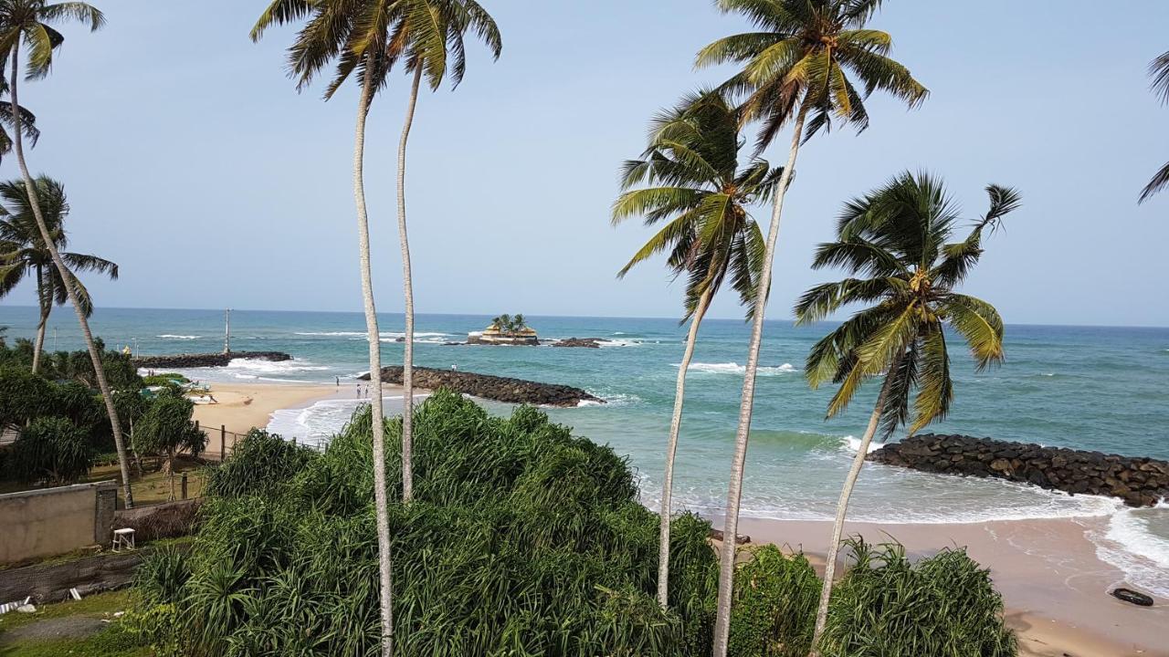 White Sand Villa - Beach Front Хикадува Екстериор снимка