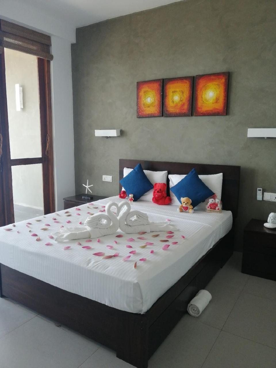 White Sand Villa - Beach Front Хикадува Екстериор снимка