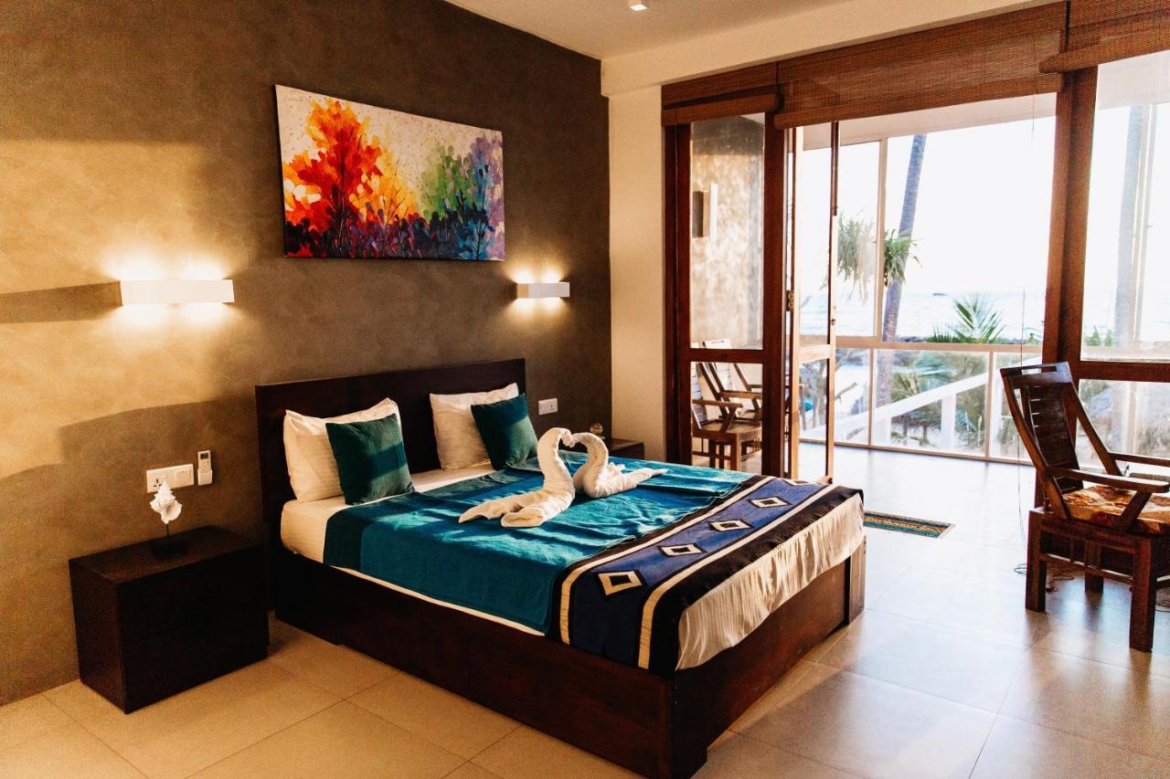 White Sand Villa - Beach Front Хикадува Екстериор снимка