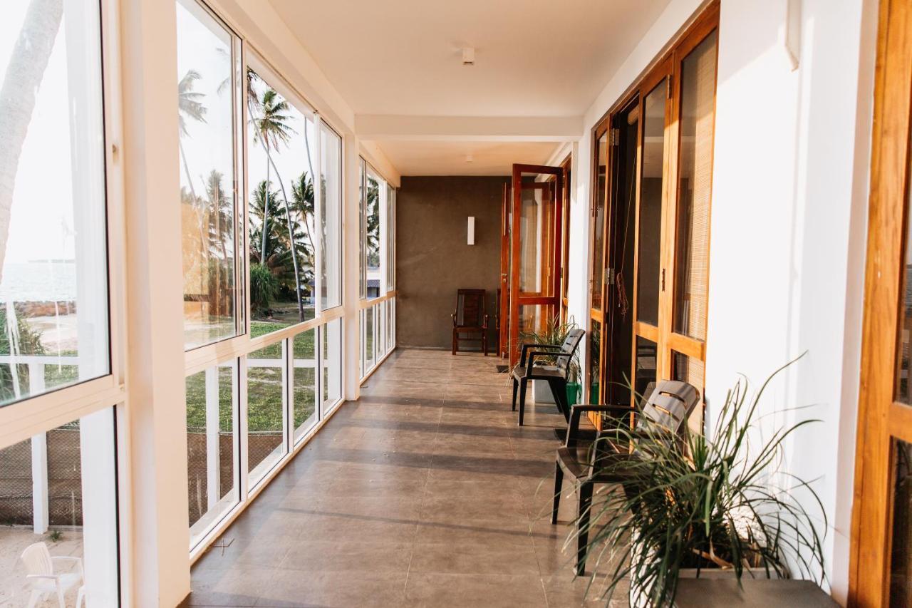 White Sand Villa - Beach Front Хикадува Екстериор снимка