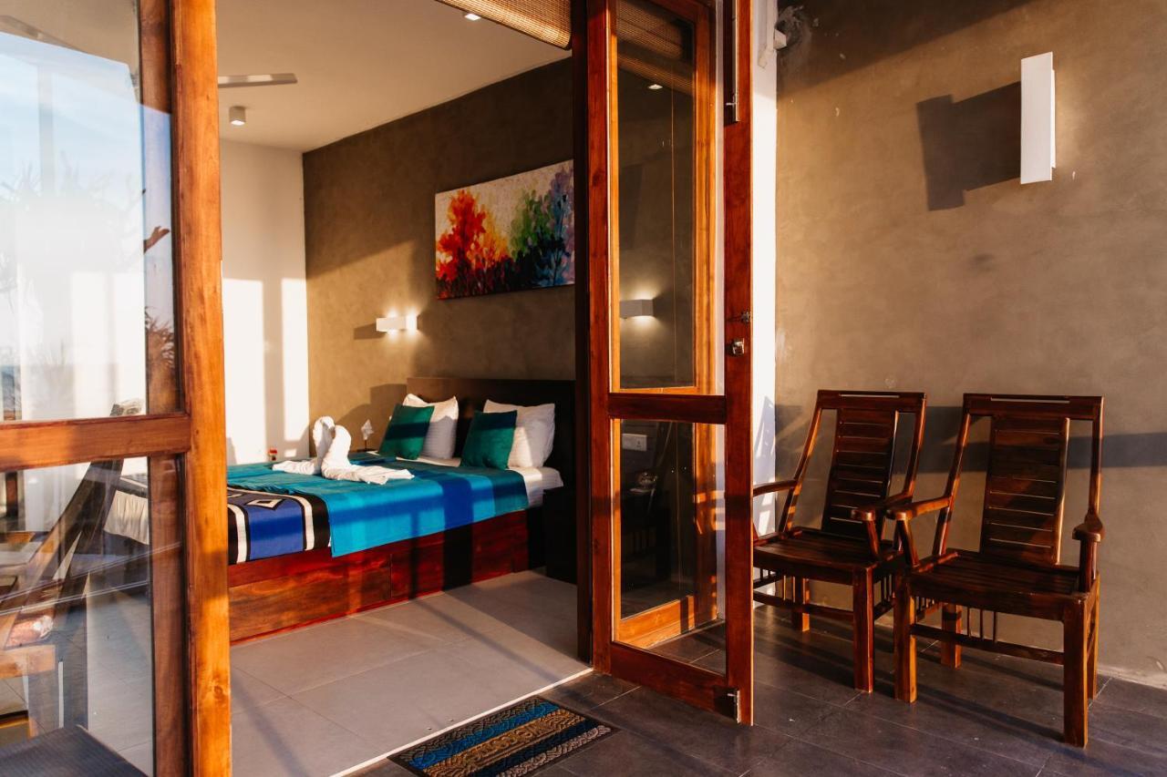White Sand Villa - Beach Front Хикадува Екстериор снимка