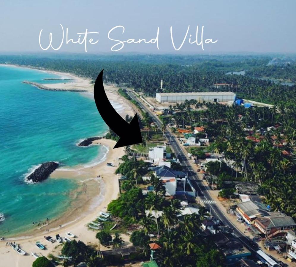 White Sand Villa - Beach Front Хикадува Екстериор снимка